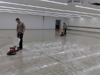 czyszczenie posadzki gresowej z zabrudzeń pobudolanych