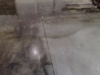 czyszczenie sladów po oponach z posadzki betonowej